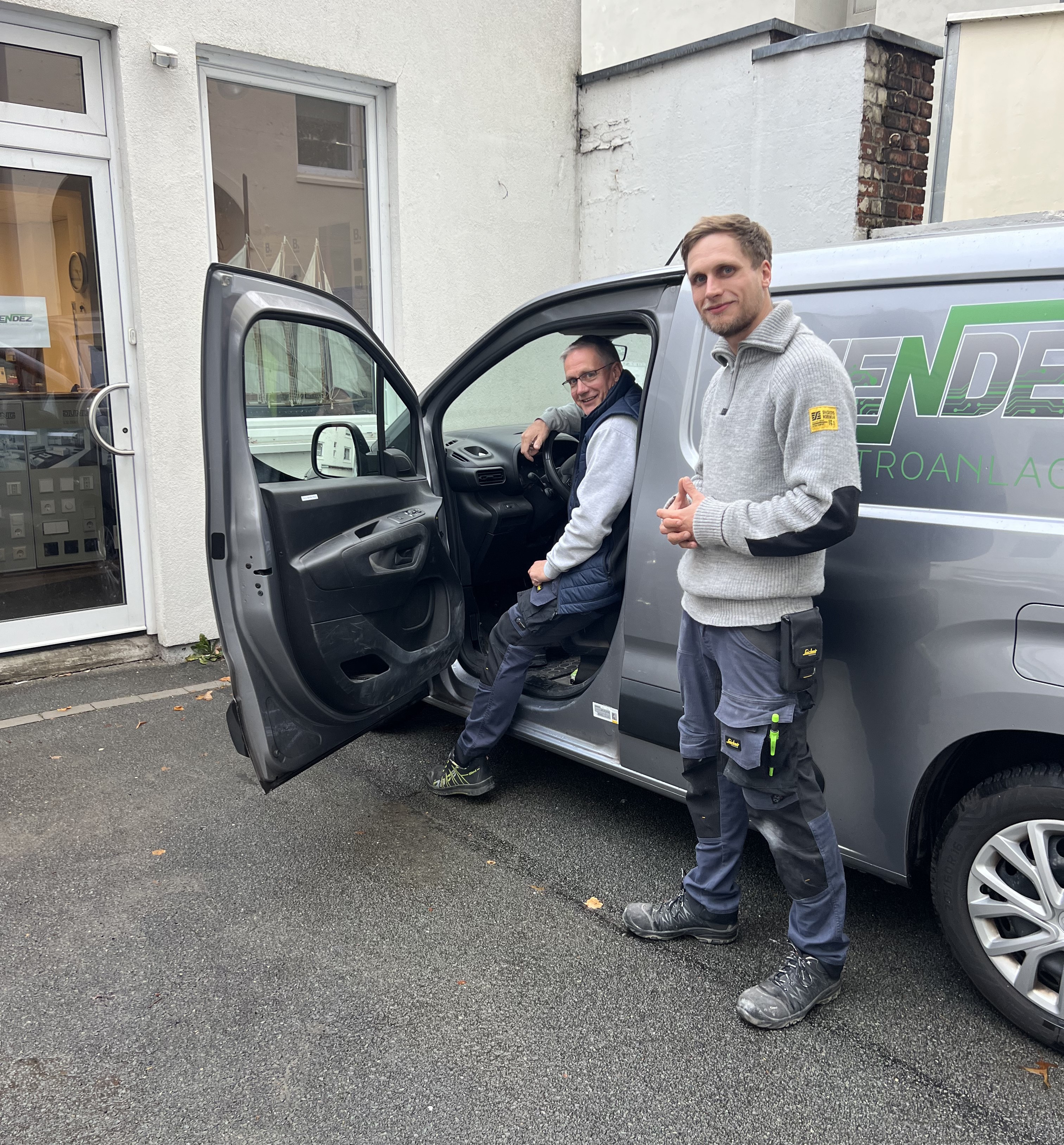 Team Mendez Elektroanlagen an ihrem Standort in Winterhude